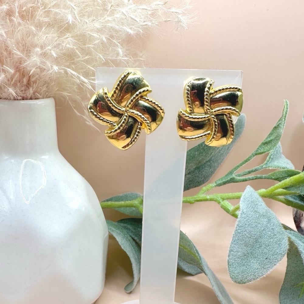 Vintage gold tone 1980’s clip on earrings